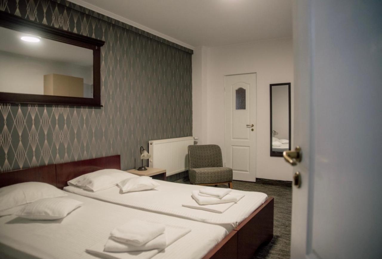 Carnival City Hotel Oradea Exteriör bild