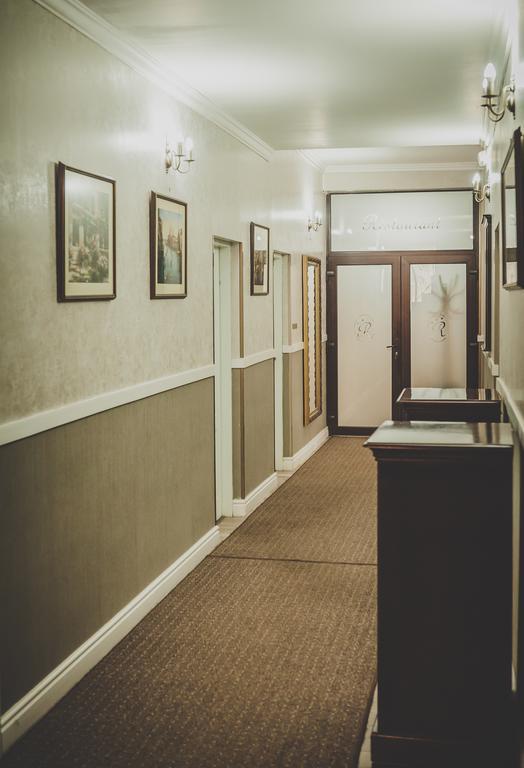 Carnival City Hotel Oradea Exteriör bild