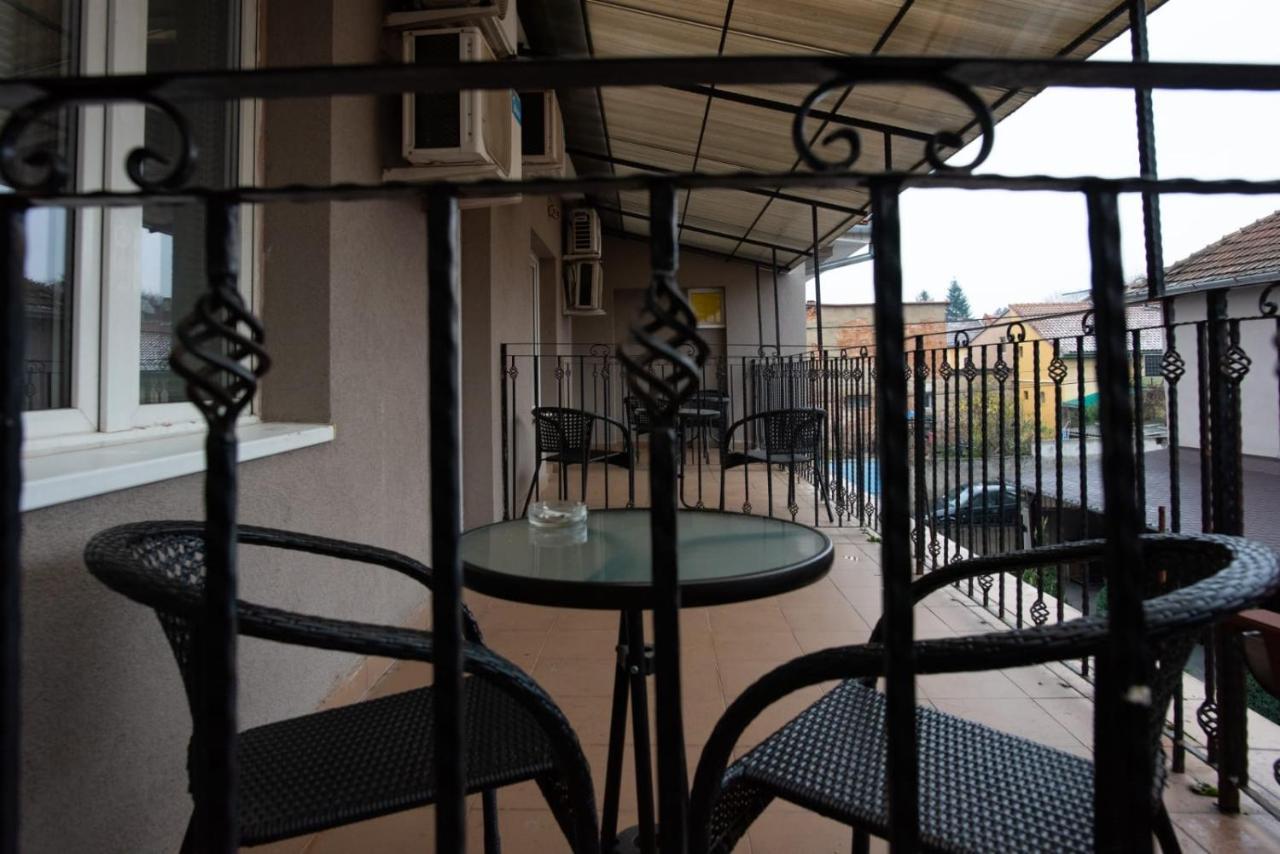 Carnival City Hotel Oradea Exteriör bild
