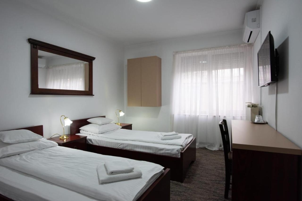 Carnival City Hotel Oradea Exteriör bild