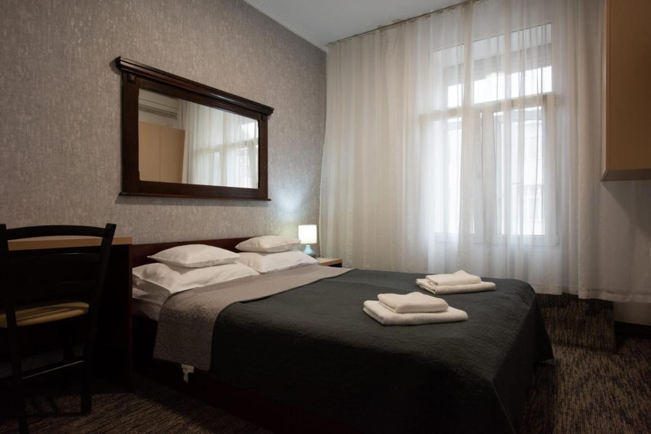 Carnival City Hotel Oradea Exteriör bild