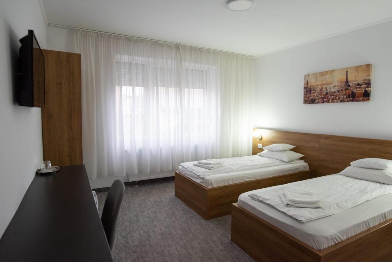 Carnival City Hotel Oradea Exteriör bild