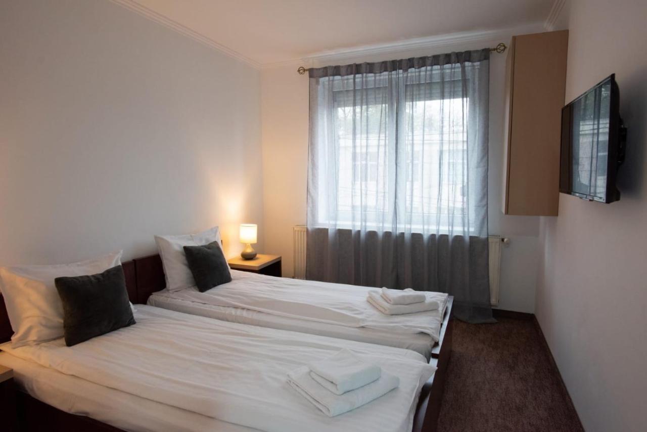 Carnival City Hotel Oradea Exteriör bild